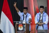 Pasangan calon Gubernur dan Wakil Gubernur Banten Andra Soni (kiri) dan Achmad Dimyati Natakusumah (kanan) memberikan sambutan saat Rapat Pleno Terbuka Pengundian dan Penetapan Nomor Urut Pasangan Pilgub Banten di Kantor KPU Provinsi Banten, Kota Serang, Banten, Senin (23/9/2024). Pasangan calon Gubernur dan Wakil Gubernur Banten Airin Rachmi Diany dan Ade Sumardi mendapat nomor urut satu sementara Pasangan calon Gubernur dan Wakil Gubernur Banten Andra Soni dan Achmad Dimyati Natakusumah mendapat nomor urut dua. ANTARA FOTO/Galih Pradipta