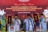 Pasangan calon Gubernur dan Wakil Gubernur Banten Airin Rachmi Diany (kiri) dan Ade Sumardi (kedua kiri) serta pasangan cagub dan cawagub banten Andra Soni (kedua kanan) dan Achmad Dimyati Natakusumah (kanan) berfoto bersama dengan nomor urutnya saat Rapat Pleno Terbuka Pengundian dan Penetapan Nomor Urut Pasangan Pilgub Banten di Kantor KPU Provinsi Banten, Kota Serang, Banten, Senin (23/9/2024). Pasangan calon Gubernur dan Wakil Gubernur Banten Airin Rachmi Diany dan Ade Sumardi mendapat nomor urut satu sementara Pasangan calon Gubernur dan Wakil Gubernur Banten Andra Soni dan Achmad Dimyati Natakusumah mendapat nomor urut dua. ANTARA FOTO/Galih Pradipta