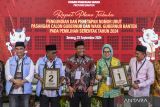 Ketua KPU Provinsi Banten Mohamad Ihsan (tengah) berfoto bersama pasangan calon Gubernur dan Wakil Gubernur Banten Andra Soni (kedua kiri) dan Achmad Dimyati Natakusumah (kiri) serta pasangan cagub dan cawagub banten Airin Rachmi Diany (kedua kanan) dan Ade Sumardi (kanan) saat Rapat Pleno Terbuka Pengundian dan Penetapan Nomor Urut Pasangan Pilgub Banten di Kantor KPU Provinsi Banten, Kota Serang, Banten, Senin (23/9/2024). Pasangan calon Gubernur dan Wakil Gubernur Banten Airin Rachmi Diany dan Ade Sumardi mendapat nomor urut satu sementara Pasangan calon Gubernur dan Wakil Gubernur Banten Andra Soni dan Achmad Dimyati Natakusumah mendapat nomor urut dua. ANTARA FOTO/Galih Pradipta