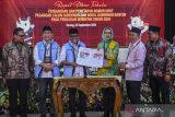 Ketua KPU Provinsi Banten Mohamad Ihsan (kanan) dan  Ketua Bawaslu Provinsi Banten Ali Faisal (kiri) berfoto bersama usai menyerahkan berkas persetujuan gambar paslon kepada pasangan calon Gubernur dan Wakil Gubernur Banten Andra Soni (ketiga kiri) dan Achmad Dimyati Natakusumah (kedua kiri) dan pasangan cagub dan cawagub banten Airin Rachmi Diany (ketiga kanan) dan Ade Sumardi (kedua kanan) saat Rapat Pleno Terbuka Pengundian dan Penetapan Nomor Urut Pasangan Pilgub Banten di Kantor KPU Provinsi Banten, Kota Serang, Banten, Senin (23/9/2024). Pasangan calon Gubernur dan Wakil Gubernur Banten Airin Rachmi Diany dan Ade Sumardi mendapat nomor urut satu sementara Pasangan calon Gubernur dan Wakil Gubernur Banten Andra Soni dan Achmad Dimyati Natakusumah mendapat nomor urut dua. ANTARA FOTO/Galih Pradipta