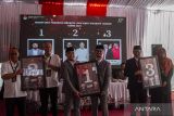 (Dari kiri) pasangan calon Wali Kota dan Wakil Wali Kota Cilegon Helldy Agustian dan Alawi Mahmud, Robinsar dan Fajar Hadi Prabowo, serta Isro Mi'raj dan Nurrotul Uyun menunjukkan nomor urut saat Rapat Pleno Terbuka Pengundian dan Penetapan Nomor Urut Pemilihan Wali Kota dan Wakil Wali Kota Cilegon Tahun 2024 di KPU Kota Cilegon, Banten, Senin (23/9/2024). Pasangan calon Wali Kota dan Wakil Wali Kota Cilegon Robinsar dan Fajar Hadi Prabowo mendapat nomor urut satu, Helldy Agustian dan Alawi Mahmud mendapat nomor urut dua, sementara Isro Mi'raj dan Nurrotul Uyun mendapat nomor urut tiga. ANTARA FOTO/Angga Budhiyanto/gp