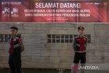 Anggota polisi berjaga jelang penetapan nomor urut pasangan calon peserta Pilkada 2024 di Lembang, Kabupaten Bandung Barat, Jawa Barat, Senin (23/9/2024). Polres Cimahi menyiagakan sebanyak 450 personel untuk mengamankan proses pengundian dan penetapan nomor urut pasangan calon peserta Pilkada 2024 di wilayah Kabupaten Bandung Barat dan Kota Cimahi. ANTARA FOTO/Abdan Syakura/agr
