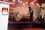 Anggota Polres Blitar Kota melakukan pemeriksaan serta sterilisasi jelang pelaksanaan rapat pleno terbuka pengundian nomor urut Pilkada Kota Blitar 2024 di Gedung Kesenian Kota Blitar, Jawa Timur, Senin (23/9/2024). Pengamanan dan sterilisasi tersebut bertujuan guna menciptakan suasana nyaman dan kondusif dalam pelaksanaan tahapan Pemilukada Serentak 2024. ANTARA Jatim/Irfan Anshori/mas.