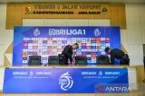 Anggota Gegana Brimob Polda Jabar melakukan sterilisasi di ruangan konferensi pers jelang pertandingan BRI Liga 1 antara Persib Bandung melawan Persija Jakarta di Stadion Si Jalak Harupat, Kabupaten Bandung, Jawa Barat, Senin (23/9/2024). Sebanyak 2.500 personel gabungan dari TNI, Polri, Satpol PP, dan dinas perhubungan dikerahkan untuk mengamankan jalannya pertandingan sepak bola antara Persib Bandung melawan Persija Jakarta. ANTARA FOTO/Raisan Al Farisi/agr