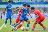 Pesepakbola Persib Bandung Beckham Putra (tengah) berebut bola dengan pesepakbola Persija Jakarta Firza Andika (kanan) pada pertandingan BRI Liga 1 di Stadion Si Jalak Harupat, Kabupaten Bandung, Jawa Barat, Senin (23/9/2024). Persib Bandung menang dengan skor 2-0 melalui gol Dimas Drajad (38') dan Ryan Kurnia (82'). ANTARA FOTO/Raisan Al Farisi/agr