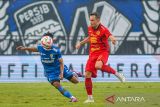 Pesepakbola Persib Bandung Beckham Putra (kiri) berebut bola dengan pesepakbola Persija Jakarta Maciej Gajos (kanan) pada pertandingan BRI Liga 1 di Stadion Si Jalak Harupat, Kabupaten Bandung, Jawa Barat, Senin (23/9/2024). Persib Bandung menang dengan skor 2-0 melalui gol Dimas Drajad (38') dan Ryan Kurnia (82'). ANTARA FOTO/Raisan Al Farisi/agr