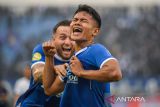 Pesepakbola Persib Bandung Dimas Drajad (kanan) melakukan seleberasi usai mencetak gol ke gawang Persija Jakarta pada pertandingan BRI Liga 1 di Stadion Si Jalak Harupat, Kabupaten Bandung, Jawa Barat, Senin (23/9/2024). Persib Bandung menang dengan skor 2-0 melalui gol Dimas Drajad (38') dan Ryan Kurnia (82'). ANTARA FOTO/Raisan Al Farisi/agr