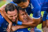 Pesepak bola Persib Bandung Dimas Drajad (tengah) melakukan selebrasi bersama rekan setimnya usai mencetak gol ke gawang Persija Jakarta pada pertandingan BRI Liga 1 di Stadion Si Jalak Harupat, Kabupaten Bandung, Jawa Barat, Senin (23/9/2024). Persib Bandung menang dengan skor 2-0 melalui gol Dimas Drajad (38') dan Ryan Kurnia (82'). ANTARA FOTO/Raisan Al Farisi/agr