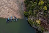 Foto udara pengunjung bermain air di Pantai Ungapan di sekitar Jalur Lintas Selatan, Malang, Jawa Timur, Minggu (22/9/2024). Keberadaan Jalur Lingkar Selatan (JLS) sejauh 50 kilometer di pesisir Malang yang sudah ada sejak tahun 2016 itu kini membawa dampak positif bagi perkembangan sektor pariwasata di kawasan tersebut diantaranya telah resmi dibuka sekitar 33 pantai yang dikelola oleh kelompok masyarakat setempat bersama Perhutani sehingga dapat menunjang perekonomian di wilayah tersebut.. ANTARA Jatim/Muhammad Mada/mas.