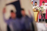 Pasangan calon Bupati dan Wakil Bupati Gresik Fandi Akhmad Yani (kiri) dan Asluchul Alif (kanan) menyampaikan sambutan saat Rapat Pleno Terbuka Pengundian dan Penetapan Nomor Urut Pasangan Calon Bupati dan Wakil Bupati Gresik dalam Pilkada Serentak 2024 di Gresik, Jawa Timur, Senin (23/9/2024). KPU Gresik menetapkan pasangan calon Bupati dan Wakil Bupati Gresik Fandi Akhmad Yani-Asluchul Alif dengan nomor urut satu dan menjadi pasangan calon tunggal dalam Pilkada Gresik 2024. Antara Jatim/Rizal Hanafi/um 