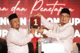 Pasangan calon Bupati dan Wakil Bupati Gresik Fandi Akhmad Yani (kiri) dan Asluchul Alif (kanan) menunjukan nomor urut saat Rapat Pleno Terbuka Pengundian dan Penetapan Nomor Urut Pasangan Calon Bupati dan Wakil Bupati Gresik dalam Pilkada Serentak 2024 di Gresik, Jawa Timur, Senin (23/9/2024). KPU Gresik menetapkan pasangan calon Bupati dan Wakil Bupati Gresik Fandi Akhmad Yani-Asluchul Alif dengan nomor urut satu dan menjadi pasangan calon tunggal dalam Pilkada Gresik 2024. Antara Jatim/Rizal Hanafi/um 