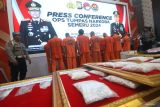 Polisi menghadirkan sejumlah tersangka pengedar narkoba berikut barang bukti saat rilis hasil Operasi Tumpas Narkoba Semeru 2024 di Polres Kediri Kota, Kota Kediri, Jawa Timur, Senin (23/9/2024). Operasi Tumpas Narkoba Semeru 2024 selama 12 hari tersebut berhasil mengungkap 7 kasus peredaran narkoba dan obat keras berbahaya sekaligus membekuk 14 orang tersangka dengan barang bukti yang menonjol berupa pil dobel L putih sebanyak 121.350 butir dan juga pil dobel L kuning sebanyak 6.750 butir. Antara Jatim/Prasetia Fauzani/um