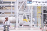 Presiden Joko Widodo menyampaikan sambutan saat Peresmian Produksi Smelter PT Freeport Indonesia (PTFI) di Smelter PTFI, Kawasan Ekonomi Khusus (KEK) Gresik, Jawa Timur, Senin (23/9/2024). Pabrik smelter dengan nilai ivestasi sebesar Rp56 triliun tersebut akan mengolah 1,7 juta ton konsentrat tembaga dan menghasilkan 900 ribu ton katoda tembaga, 50 ton emas, serta 210 ton perak yang berkontribusi menambah pendapatan negara hingga Rp80 triliun per tahun. Antara Jatim/Rizal Hanafi/um