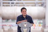 Menteri BUMN Erick Thohir menyampaikan sambutan saat Peresmian Produksi Smelter PT Freeport Indonesia (PTFI) di Smelter PTFI, Kawasan Ekonomi Khusus (KEK) Gresik, Jawa Timur, Senin (23/9/2024). Pabrik smelter dengan nilai ivestasi sebesar Rp56 triliun tersebut akan mengolah 1,7 juta ton konsentrat tembaga dan menghasilkan 900 ribu ton katoda tembaga, 50 ton emas, serta 210 ton perak yang berkontribusi menambah pendapatan negara hingga Rp80 triliun per tahun. Antara Jatim/Rizal Hanafi/um