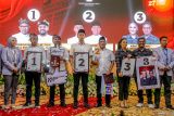 Ketua KPU Kota Batu Heru Joko Purwanto (kanan) berfoto dengan ketiga pasangan calon wali kota dan wakil wali kota setelah menyerahkan plakat nomor urut saat Pengundian dan Penetapan Nomor Urut Pasangan Calon Wali Kota dan Wakil Wali Kota Batu di Kota Batu, Jawa Timur, Senin (23/9/2024). KPU Kota Batu menetapkan pasangan calon Wali Kota dan Wakil Wali Kota Nurochman - Heli Suyanto dengan nomor urut satu sementara pasangan Firhando Gumelar - Rudi dengan nomor dua dan pasangan Krisdayanti - Kresna Dewanata Phrosakh nomor urut tiga. Antara Jatim/Muhammad Mada/um