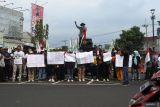 Sejumlah aktivis Gerakan Mahasiswa Nasional Indonesia (GMNI) dan petani melakukan aksi unjuk rasa di Hari Tani Nasional di Bundaran DPRD Jember, Jawa Timur, Selasa (24/9/2024). Mereka mendesak Pemerintah dan DPRD Jember untuk merevisi dan mengevaluasi Perda Kabupaten Jember No. 7 Tahun 2003 tentang pengusahaan tembakau serta mengawal segala aktivitas pertembakauan di Jember. Antara Jatim/Seno/mas.