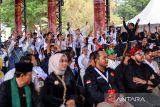 Pendukung pasangan calon Gubernur dan Wakil Gubernur Jawa Barat mengikuti deklarasi kampanye damai Pilgub Jabar di Laswi Heritage, Bandung, Jawa Barat, Selasa (24/9/2024). KPU Provinsi Jawa Barat menggelar deklarasi kamapanye damai yang diikuti oleh empat pasang calon gubernur dan wakil gubernur untuk menciptakan sinergi antara partai politik, pemerintah, aparat hukum, masyarakat, dan penyelenggara Pemilu guna mewujudkan Pilkada serentak yang damai dan tertib. ANTARA FOTO/Raisan Al Farisi/agr