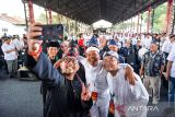 Empat pasangan calon Gubernur dan Wakil Gubernur Jawa Barat melakukan swafoto usai membacakan deklarasi kampanye damai Pilgub Jabar di Laswi Heritage, Bandung, Jawa Barat, Selasa (24/9/2024). KPU Provinsi Jawa Barat menggelar deklarasi kamapanye damai yang diikuti oleh empat pasang calon gubernur dan wakil gubernur untuk menciptakan sinergi antara partai politik, pemerintah, aparat hukum, masyarakat, dan penyelenggara Pemilu guna mewujudkan Pilkada serentak yang damai dan tertib. ANTARA FOTO/Raisan Al Farisi/agr