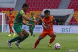 Pemain Persiraja Banda Aceh Andik Vermansyah (kanan) berebut bola dengan pemain Sriwijaya FC dalam lanjutan pertandingan Liga 2 Indonesia di Stadion Harapan Bangsa Banda Aceh, Selasa (24/9/2024). Persiraja Banda Aceh menang atas Sriwijaya FC dengan kedudukan akhir 1-0. ANTARA/Khalis Surry
