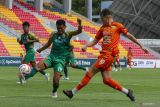 Pemain Sriwijaya FC Mohammad Rivaldi (kiri) menghalau tendangan pemain Persiraja Banda Aceh Cofre Deri Antony (kanan) dalam lanjutan pertandingan Liga 2 Indonesia di Stadion Harapan Bangsa Banda Aceh, Selasa (24/9/2024). Persiraja Banda Aceh menang atas Sriwijaya FC dengan kedudukan akhir 1-0. ANTARA/Khalis Surry