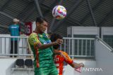 Duel udara pemain Persiraja Banda Aceh dan Sriwijaya FC dalam lanjutan pertandingan Liga 2 Indonesia di Stadion Harapan Bangsa Banda Aceh, Selasa (24/9/2024). Persiraja Banda Aceh menang atas Sriwijaya FC dengan kedudukan akhir 1-0. ANTARA/Khalis Surry