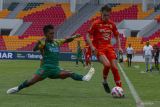 Pemain Persiraja Banda Aceh Cofre Deri Antony (kanan) menggiring bola saat melawan Sriwijaya FC dalam lanjutan pertandingan Liga 2 Indonesia di Stadion Harapan Bangsa Banda Aceh, Selasa (24/9/2024). Persiraja Banda Aceh menang atas Sriwijaya FC dengan kedudukan akhir 1-0. ANTARA/Khalis Surry