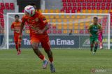 Pemain Persiraja Banda Aceh Miftahul Hamdi menggiring bola ke gawang Sriwijaya FC dalam lanjutan pertandingan Liga 2 Indonesia di Stadion Harapan Bangsa Banda Aceh, Selasa (24/9/2024). Persiraja Banda Aceh menang atas Sriwijaya FC dengan kedudukan akhir 1-0. ANTARA/Khalis Surry
