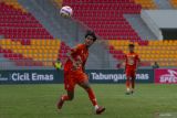 Pemain Persiraja Banda Aceh Dimas Wicaksono menggiring bola saat melawan Sriwijaya FC dalam lanjutan pertandingan Liga 2 Indonesia di Stadion Harapan Bangsa Banda Aceh, Selasa (24/9/2024). Persiraja Banda Aceh menang atas Sriwijaya FC dengan kedudukan akhir 1-0. ANTARA/Khalis Surry