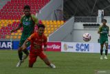 Pemain Persiraja Banda Aceh Ferry Cahyo Utomo (kanan) terjatuh saat melawan Sriwijaya FC dalam lanjutan pertandingan Liga 2 Indonesia di Stadion Harapan Bangsa Banda Aceh, Selasa (24/9/2024). Persiraja Banda Aceh menang atas Sriwijaya FC dengan kedudukan akhir 1-0. ANTARA/Khalis Surry