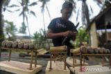 Pekerja menyelesaikan pembuatan miniatur bedug inti di Kampung Yudha Asri, Kabupaten Serang, Banten, Selasa (24/9/2024). Miniatur bedug inti yang merupakan pengiring kesenian Rampak Bedug tersebut menjadi cendramata khas Kabupaten Serang yang dibuat menggunakan limbah kayu dan dijual mulai Rp15 ribu hingga Rp60 ribu per buahnya. ANTARA FOTO/Muhammad Bagus Khoirunas/gp