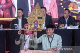 Pasangan calon Gubernur dan wakil Gubernur Jabar Acep Adang (kanan) dan Gitalis Dwi Natarina (kiri) menunjukkan nomor urut satu saat penetapan nomor urut pemilihan gubernur dan wakil gubernur Jawa Barat di Kantor KPU Jabar, Bandung, Jawa Barat, Senin (23/9/2024). KPU Jabar menetapkan nomor urut empat pasangan calon Gubernur dan calon Wakil Gubernur Jabar yakni nomor urut satu Acep Adang - Gitalis Dwi Natarina, nomor urut dua Jeje Wiradinata - Ronal Surapradja, nomor urut tiga Ahmad Syaikhu - Ilham Habibie dan nomor empat Dedi Mulyadi - Erwan Setiawan. ANTARA FOTO/Novrian Arbi/agr

