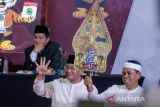 Pasangan calon Gubernur dan wakil Gubernur Jabar Dedi Mulyadi (kanan) dan Erwan Setiawan (kiri) menunjukkan nomor urut empat saat penetapan nomor urut pemilihan gubernur dan wakil gubernur Jawa Barat di Kantor KPU Jabar, Bandung, Jawa Barat, Senin (23/9/2024). KPU Jabar menetapkan nomor urut empat pasangan calon Gubernur dan calon Wakil Gubernur Jabar yakni nomor urut satu Acep Adang - Gitalis Dwi Natarina, nomor urut dua Jeje Wiradinata - Ronal Surapradja, nomor urut tiga Ahmad Syaikhu - Ilham Habibie dan nomor empat Dedi Mulyadi - Erwan Setiawan. ANTARA FOTO/Novrian Arbi/agr

