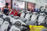 Pramuniaga memeriksa kelengkapan motor listrik di sebuah dealer di Ngamprah, Kabupaten Bandung Barat, Jawa Barat, Selasa (24/9/2024). Kementerian Koordinator Bidang Kemaritiman dan Investasi menargetkan penggunaan kendaraan listrik (electric vehicle/EV) dapat mencapai 13 juta kendaraan roda dua listrik (e-2W) dan 2 juta kendaraan roda empat listrik (e-4W) pada 2030. ANTARA FOTO/Abdan Syakura/agr