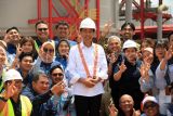 Presiden Joko Widodo (tengah) didampingi Direktur Utama PT Mineral Industri Indonesia (Persero) Hendi Prio Santoso (depan kedua kiri) berfoto bersama sejumlah staf perusahaan usai peresmian injeksi bauksit perdana Smelter Grade Alumina Refinery (SGAR) PT Borneo Alumina Indonesia (BAI) di Desa Bukit Batu, Kabupaten Mempawah, Kalimantan Barat, Selasa (24/9/2024). Presiden Joko Widodo meresmikan injeksi bauksit perdana untuk proyek Smelter Grade Alumina Refinery (SGAR) Fase 1 PT Borneo Alumina Indonesia (BAI) yang merupakan kerja sama antara PT Inalum dan PT Antam, yang memiliki kapasitas produksi alumina sebesar satu juta ton per tahun dan memiliki nilai investasi sebesar Rp16 triliun. ANTARA FOTO/Jessica Wuysang/YU