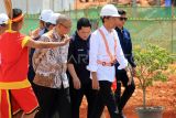 Presiden Joko Widodo (kedua kanan) didampingi Menteri BUMN Erick Tohir (ketiga kanan) tiba di lokasi peresmian injeksi bauksit perdana Smelter Grade Alumina Refinery (SGAR) PT Borneo Alumina Indonesia (BAI) di Desa Bukit Batu, Kabupaten Mempawah, Kalimantan Barat, Selasa (24/9/2024). Presiden Joko Widodo meresmikan injeksi bauksit perdana untuk proyek Smelter Grade Alumina Refinery (SGAR) Fase 1 PT Borneo Alumina Indonesia (BAI) yang merupakan kerja sama antara PT Inalum dan PT Antam, yang memiliki kapasitas produksi alumina sebesar satu juta ton per tahun dan memiliki nilai investasi sebesar Rp16 triliun. ANTARA FOTO/Jessica Wuysang/YU