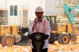 Presiden Joko Widodo berpidato di acara peresmian injeksi bauksit perdana Smelter Grade Alumina Refinery (SGAR) PT Borneo Alumina Indonesia (BAI) di Desa Bukit Batu, Kabupaten Mempawah, Kalimantan Barat, Selasa (24/9/2024). Presiden Joko Widodo meresmikan injeksi bauksit perdana untuk proyek Smelter Grade Alumina Refinery (SGAR) Fase 1 PT Borneo Alumina Indonesia (BAI) yang merupakan kerja sama antara PT Inalum dan PT Antam, yang memiliki kapasitas produksi alumina sebesar satu juta ton per tahun dan memiliki nilai investasi sebesar Rp16 triliun. ANTARA FOTO/Jessica Wuysang/YU 