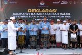 Ketua KPU Bali I Dewa Agung Gede Lidartawan (kiri) bersama pasangan calon Gubernur dan Wakil Gubernur Bali nomor urut satu Made Muliawan Arya (keempat kiri) dan Putu Agus Suradnyana (ketiga kiri) serta pasangan calon Gubernur dan Wakil Gubernur Bali nomor urut dua Wayan Koster (kedua kanan) dan I Nyoman Giri Prasta (kanan) beserta tim pemenangan melakukan Deklarasi Kampanye Damai Pasangan Calon Gubernur dan Wakil Gubernur Bali Tahun 2024 di kantor KPU Bali, Denpasar, Bali, Senin (23/9/2024). Deklarasi Kampanye Damai Pasangan Calon Gubernur dan Wakil Gubernur Bali digelar lebih awal menyusul adanya perayaan Hari Raya Galungan pada Rabu (25/9). ANTARA FOTO/Nyoman Hendra Wibowo/wsj.