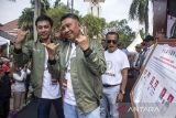 Pasangan calon Wali Kota - wakil Wali Kota Cimahi nomor urut tiga Bilal Insan Muhammad Priatna - Aa Mulyana berpose usai menandatangani Deklarasi Kampanye Damai pemilihan Wali Kota dan wakil Wali Kota Cimahi di Alun-alun Kota Cimahi, Jawa Barat, Rabu (25/9/2024). KPU Kota Cimahi menggelar deklarasi kampanye damai yang diikuti tiga pasang calon wali kota dan wakil wali kota untuk menciptakan sinergi antara partai politik, pemerintah, aparat hukum, masyarakat dan penyelenggara Pemilu guna mewujudkan kampanye damai tanpa konflik pada Pilkada serentak 2024. ANTARA FOTO/Abdan Syakura/agr
