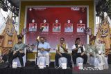 Paslon Wali Kota Tasikmalaya Nurhayati (kanan), Ivan Dicksan (kedua kanan), Muhammad Yusuf (tengah), Viman Alfarizi (kedua kiri) dan Yanto Aprianto (kiri) saat peluncuran tahapan kampanye dan Deklarasi Kampanye Damai di Taman Kota Tasikmalaya, Jawa Barat, Rabu (25/9/2024). Deklarasi bertemakan 