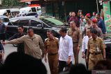 Presiden Joko Widodo tiba di Pasar Mawar,  di Pontianak, Kalimantan Barat, Selasa (24/9/2024). Dalam kesempatan tersebut Presiden menyambangi Pasar Mawar untuk berdialog dengan para pedagang. ANTARA KALBAR/Edo Saputra.