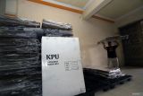 Petugas KPU menata logistik kotak suara yang akan digunakan dalam Pilkada Serentak 2024 di gudang KPU Kota Blitar, Jawa Timur, Rabu (25/9/2024). Dalam pelaksanaan Pilkada Serentak 2024, KPU Kota Blitar membutuhkan kotak suara sebanyak 432 kotak, 852 bilik suara, 2.556 kabel ties pengaman kotak suara, 426 botol tinta. ANTARA Jatim/Irfan Anshori/mas.