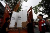 Anggota Polres Blitar Kota berjaga saat pemindahan logistik kotak suara yang akan digunakan dalam Pilkada Serentak 2024 di gudang KPU Kota Blitar, Jawa Timur, Rabu (25/9/2024). Dalam pelaksanaan Pilkada Serentak 2024, KPU Kota Blitar membutuhkan kotak suara sebanyak 432 kotak, 852 bilik suara, 2.556 kabel ties pengaman kotak suara, 426 botol tinta. ANTARA Jatim/Irfan Anshori/mas.