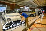 Pengunjung mengambil gambar melalui gawainya di salah satu stan kendaraan roda empat saat pameran otomotif Gaikindo Indonesia International Auto Show (GIIAS) di Bandung, Jawa Barat, Rabu (25/9/2024). Pameran yang berlangsung hingga 29 September 2024 tersebut diikuti 19 merek kendaraan global termasuk 13 merek kendaraan penumpang dari berbagai industri serta menampilkan inovasi berbagai jenis kendaraan bermotor. ANTARA FOTO/Raisan Al Farisi/agr