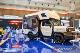 Pengunjung berada di salah satu stan kendaraan roda empat saat pameran otomotif Gaikindo Indonesia International Auto Show (GIIAS) di Bandung, Jawa Barat, Rabu (25/9/2024). Pameran yang berlangsung hingga 29 September 2024 tersebut diikuti 19 merek kendaraan global termasuk 13 merek kendaraan penumpang dari berbagai industri serta menampilkan inovasi berbagai jenis kendaraan bermotor. ANTARA FOTO/Raisan Al Farisi/agr