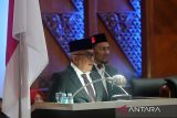 Pasangan calon Gubernur Aceh dan wakil Gubernur Aceh nomor urut 1, Bustami Hamzah (kiri) dan Fadhil Rahmi (kanan) menyampikan visi misi dalam rapat paripurna di gedung DPR Aceh, Banda Aceh, Selasa (25/9/2024). Dalam rapat paripurna pada hari pertama masa kampanye pilkada tahun 2024 di DPR Aceh itu, calon Gubernur Aceh nomor urut 1, Bustami Hamzah berpasangan dengan Fadhil Rahmi menyampaikan visi misi tujuh program unggulan, sedangkan calon Gubernur Aceh nomor urut 2 Muzakir Manaf berpasangan dengan Fadlullah, mengusung enam program prioritas untuk membangun aceh di masa mendatang. ANTARA FOTO/Ampelsa.