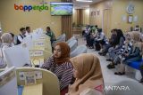 Petugas melayani wajib pajak di kantor Bappenda Kota Cimahi, Jawa Barat, Rabu (25/9/2024). Kementerian Keuangan mencatat realisasi penerimaan pajak hingga Agustus 2024 mencapai Rp1.196,54 triliun atau setara dengan 60,16 persen dari target yang ditetapkan tahun 2024 sebesar Rp1.988,9 triliun. ANTARA FOTO/Abdan Syakura/agr