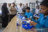 Ketua Dewan Pertimbangan Presiden Wiranto (ketiga kiri) berbincang dengan Penjabat Wali Kota Cirebon Agus Mulyadi (tengah) saat meninjau uji coba makan bergizi gratis di SMPN 1 Cirebon, Kota Cirebon, Jawa Barat, Rabu (25/9/2024). Uji coba makan bergizi gratis tersebut bertujuan untuk memberi edukasi siswa tentang pentingnya pemenuhan gizi seimbang bagi tumbuh kembang dan upaya mempersiapkan generasi emas Indonesia. ANTARA FOTO/Dedhez Anggara/agr