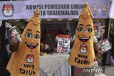 Maskot Pilkada Kota Tasikmalaya Kang Taslih dan Neng Tasmi berpose di Wisata Pilkada, Taman Kota Tasikmalaya, Jawa Barat, Rabu (25/9/2024). KPU Kota Tasikmalaya menggelar Wisata Pilkada untuk sosialisasi tahapan Pilkada serentak guna meningkatkan partisipasi pemilih pada 27 November 2024. ANTARA FOTO/Adeng Bustomi/agr