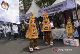 Maskot Pilkada Kota Tasikmalaya Kang Taslih dan Neng Tasmi berpose di Wisata Pilkada, Taman Kota Tasikmalaya, Jawa Barat, Rabu (25/9/2024). KPU Kota Tasikmalaya menggelar Wisata Pilkada untuk sosialisasi tahapan Pilkada serentak guna meningkatkan partisipasi pemilih pada 27 November 2024. ANTARA FOTO/Adeng Bustomi/agr