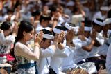 Umat Hindu bersembahyang bersama saat Hari Raya Galungan di Pura Jagatnatha, Denpasar, Bali, Rabu (25/9/2024). Hari Raya Galungan dirayakan umat Hindu sebagai hari kemenangan kebenaran (Dharma) atas kejahatan (Adharma) dengan melakukan persembahyangan di tiap-tiap pura yang ada di Bali. ANTARA FOTO/Fikri Yusuf/wsj.